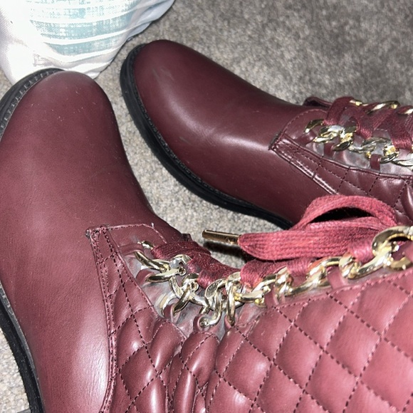 💰Shoe Dazzle Kaycee Quilted Lace Up Unique Burgundy Boots 2/40$💰 - Picture 3 of 9